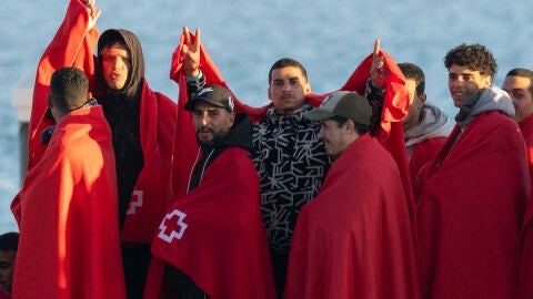 Salvamento Mar&iacute;timo ha auxiliado este martes por la tarde en aguas al este de Lanzarote a 118 personas de origen subsahariano y magreb&iacute; que intentaban llegar a la isla en dos lanchas neum&aacute;ticas