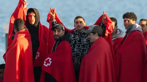Salvamento Marítimo ha auxiliado este martes por la tarde en aguas al este de Lanzarote a 118 personas de origen subsahariano y magrebí que intentaban llegar a la isla en dos lanchas neumáticas Salvamento Marítimo ha auxiliado este martes por la tarde en aguas al este de Lanzarote a 118 personas de origen subsahariano y magrebí que intentaban llegar a la isla en dos lanchas neumáticas