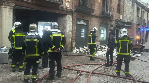 Los servicios de emergencias rescataron a varios vecinos del incendio originado en una vivienda de la calle Carmen Calzado de Alcalá de Henares Efectivos de bomberos junto al edificio que ha sufrido un incendio