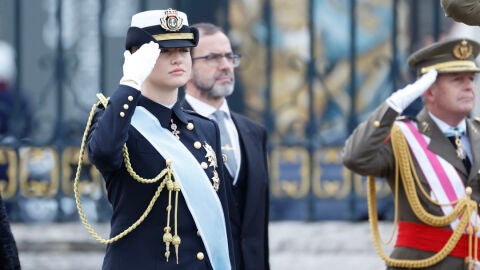 La princesa de Asturias, Leonor, saluda durante el acto castrense de la Pascua Militar, en Madrid. EFE/ JuanJo Martín