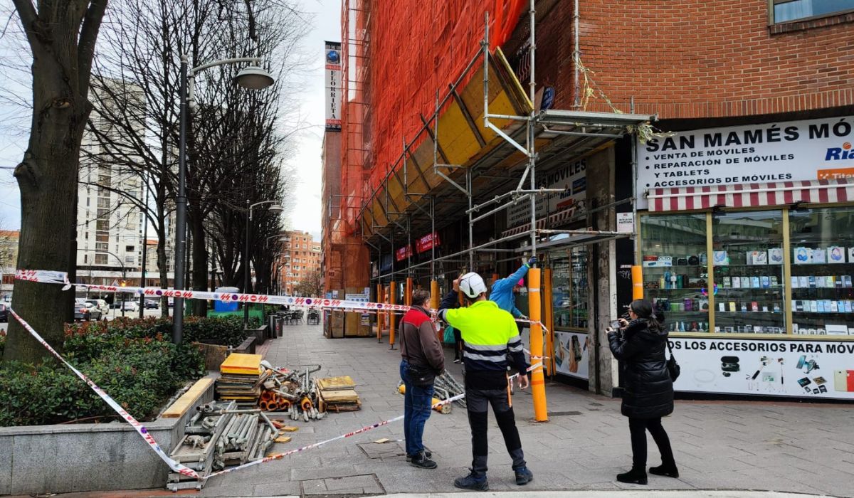 El fuerte viento tira parte de un andamio en Bilbao sin provocar heridos El fuerte viento tira parte de un andamio en Bilbao sin provocar heridos