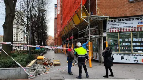 El fuerte viento tira parte de un andamio en Bilbao sin provocar heridos El fuerte viento tira parte de un andamio en Bilbao sin provocar heridos