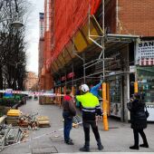 El fuerte viento tira parte de un andamio en Bilbao sin provocar heridos