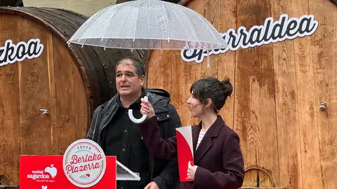 Unai Agirre, coordinador de Denominación de Origen Euskal Sagardoa, y Olatz Mitxelena, coordinadora de la Asociación de Sidrerías de Gipuzkoa, durante la presentación de la temporada de sidrerías Unai Agirre, coordinador de Denominación de Origen Euskal Sagardoa, y Olatz Mitxelena, coordinadora de la Asociación de Sidrerías de Gipuzkoa, durante la presentación de la temporada de sidrerías