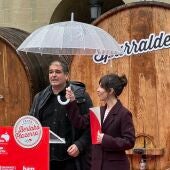 Unai Agirre, coordinador de Denominación de Origen Euskal Sagardoa, y Olatz Mitxelena, coordinadora de la Asociación de Sidrerías de Gipuzkoa, durante la presentación de la temporada de sidrerías