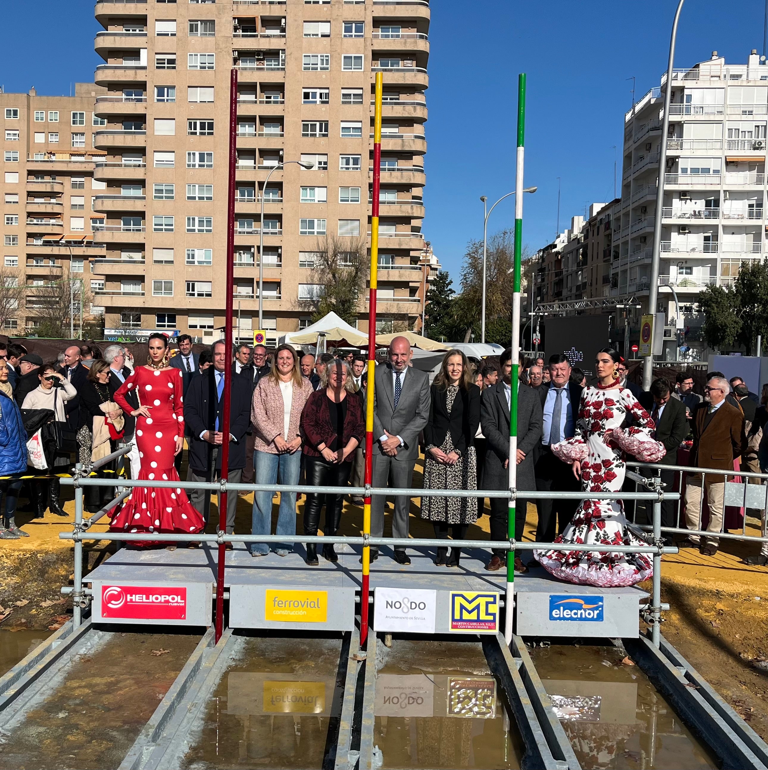 Colocado el primer tubo de la portada de la Feria 2025, para la que todavía, no hay fecha Colocado el primer tubo de la portada de la Feria 2025, para la que todavía, no hay fecha