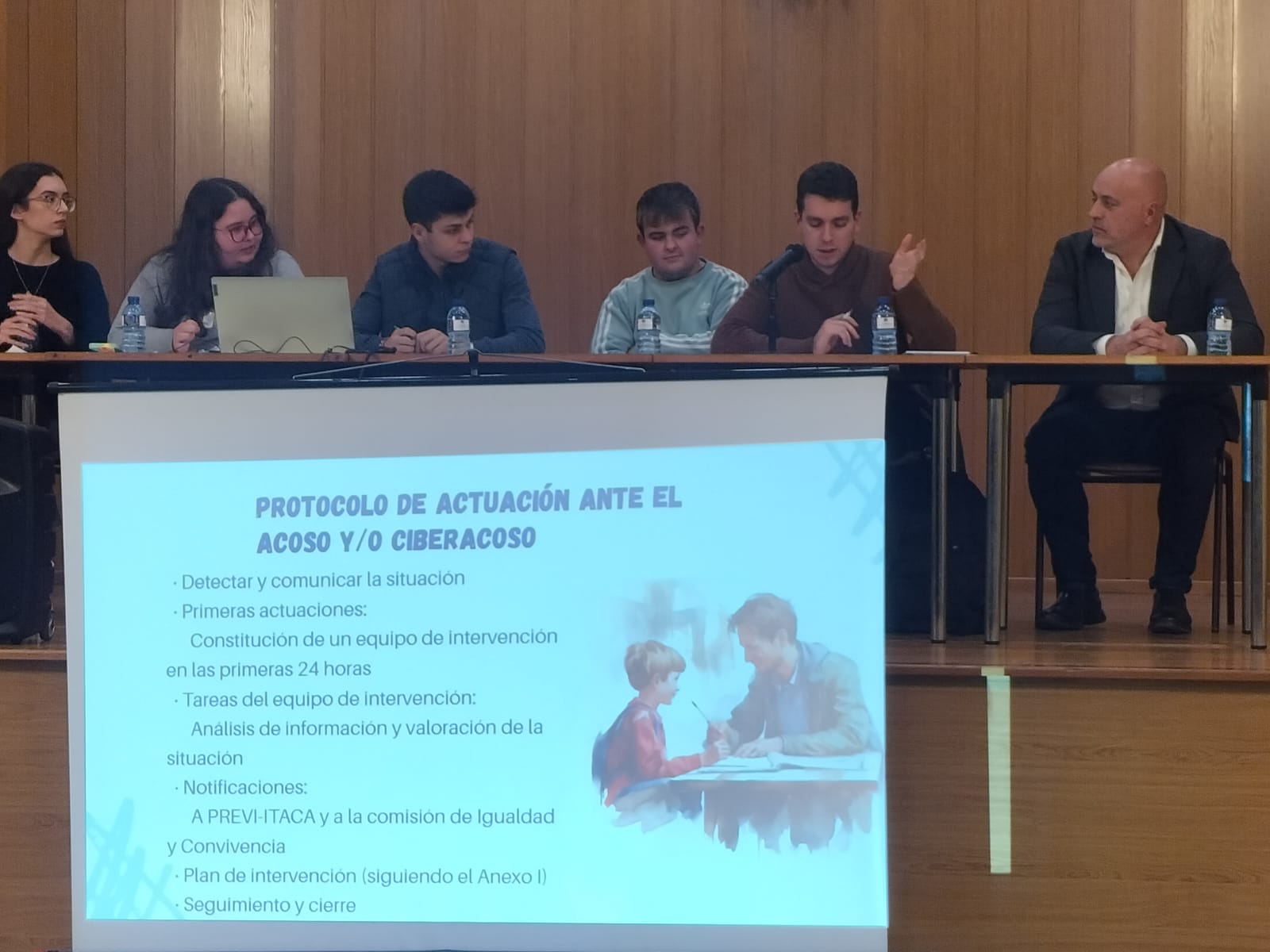 Roser Moreno: "Muchas veces se culpa a la víctima de lo que está sucediendo" Roser Moreno: "Muchas veces se culpa a la víctima de lo que está sucediendo"