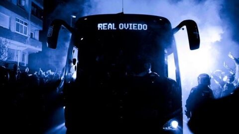 9-1-2025 Autob&uacute;s del Real Oviedo entrando al Carlos Tartiere