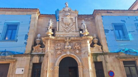 Puerta de la Reina, puerta principal actual de la Audiencia Provincial 