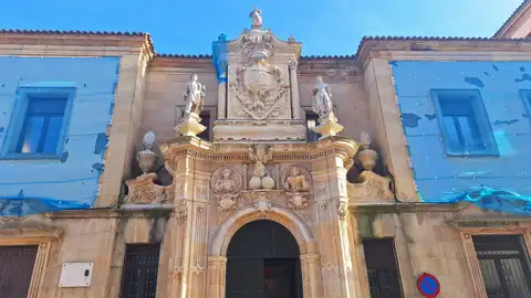 Puerta de la Reina, puerta principal actual de la Audiencia Provincial Puerta de la Reina, puerta principal actual de la Audiencia Provincial