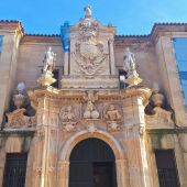 Puerta de la Reina, puerta principal actual de la Audiencia Provincial 