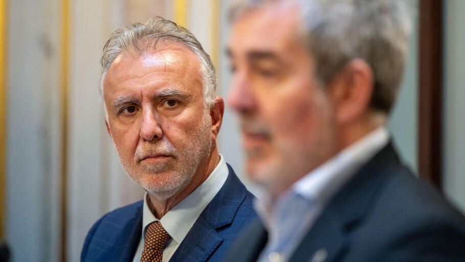El ministro de Pol&iacute;tica Territorial y Memoria Democr&aacute;tica, &Aacute;ngel V&iacute;ctor Torres (i), y el presidente de Canarias, Fernando Clavijo, en una imagen de archivo.