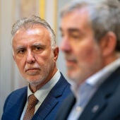 El ministro de Política Territorial y Memoria Democrática, Ángel Víctor Torres (i), y el presidente de Canarias, Fernando Clavijo, en una imagen de archivo.