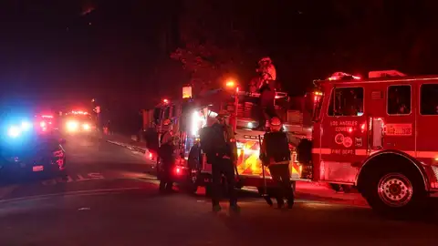 Los bomberos trabajan en la zona afectada por los incendios de Los Ángeles Se pospone el anuncio de las nominaciones a los Oscar por los incendios en Los Ángeles