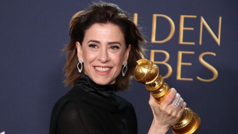 La actriz Fernanda Torres posa con el Globo de Oro por la pel&iacute;cula de Walter Salles 'A&uacute;n estoy aqu&iacute;'