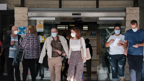 Personas en la puerta del Hospital Universitario Doctor Negrín de Las Palmas de Gran Canaria. Personas en la puerta del Hospital Universitario Doctor Negrín de Las Palmas de Gran Canaria.