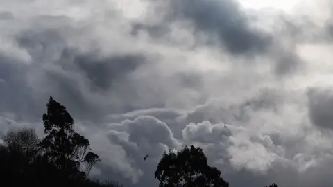 Cielo nuboso en Lugo, este miércoles. El viento y las olas ponen en aviso a una docena de provincias este jueves, cinco en nivel naranja por oleaje