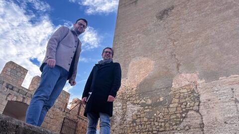 Fernando Portillo y David Morcillo, concejales del Ayuntamiento de Petrer en el castillo de la localidad.