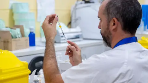 Un enfermero preparando una vacuna. Un enfermero preparando una vacuna.