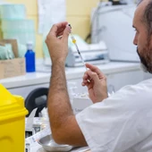 Un enfermero preparando una vacuna. Un enfermero preparando una vacuna.
