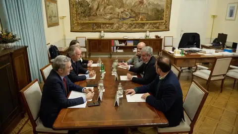 Imagen de la reunión entre Ángel Víctor Torres y Fernando Clavijo para abordar un reparto extraordinario de menores migrantes acogidos en Canarias Imagen de la reunión entre Ángel Víctor Torres y Fernando Clavijo para abordar un reparto extraordinario de menores migrantes acogidos en Canarias