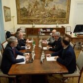 Imagen de la reunión entre Ángel Víctor Torres y Fernando Clavijo para abordar un reparto extraordinario de menores migrantes acogidos en Canarias