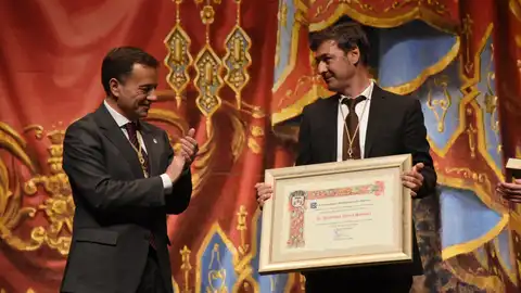 Manuel Serrano, alcalde de Albacete, y Santi Denia, entrenador de la selección Sub-21 de fútbol Manuel Serrano, alcalde de Albacete, y Santi Denia, entrenador de la selección Sub-21 de fútbol