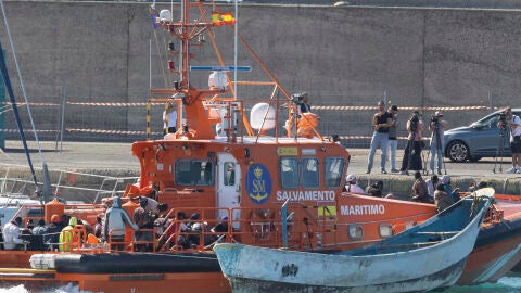 Salvamento Mar&iacute;timo ha trasladado este jueves al puerto de Arguinegu&iacute;n (Gran Canaria) a 64 hombres de origen subsahariano localizados a bordo de un cayuco a unos diez kil&oacute;metros de la costa.