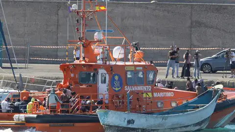 Salvamento Marítimo ha trasladado este jueves al puerto de Arguineguín (Gran Canaria) a 64 hombres de origen subsahariano localizados a bordo de un cayuco a unos diez kilómetros de la costa. Salvamento Marítimo ha trasladado este jueves al puerto de Arguineguín (Gran Canaria) a 64 hombres de origen subsahariano localizados a bordo de un cayuco a unos diez kilómetros de la costa.