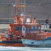 Salvamento Marítimo ha trasladado este jueves al puerto de Arguineguín (Gran Canaria) a 64 hombres de origen subsahariano localizados a bordo de un cayuco a unos diez kilómetros de la costa.