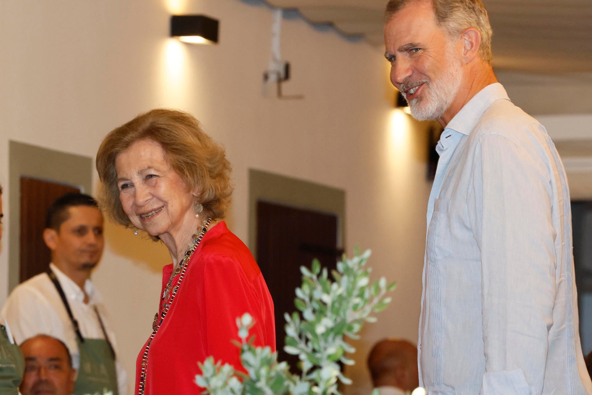 El Rey Felipe VI concede a su madre el collar del Toisón de Oro para "reconocer públicamente su entrega a España" El Rey Felipe VI concede a su madre el collar del Toisón de Oro para "reconocer públicamente su entrega a España"