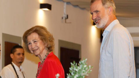 La reina doña Sofía acompañada de su hijo, el Rey Felipe VI 