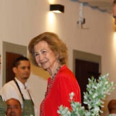 La reina doña Sofía acompañada de su hijo, el Rey Felipe VI 