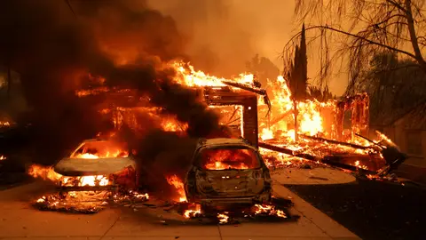 Imagen de la destrucción provocada por los incendios forestales en Los Ángeles (EEUU) Ascienden a diez los muertos por los incendios forestales en Los Ángeles
