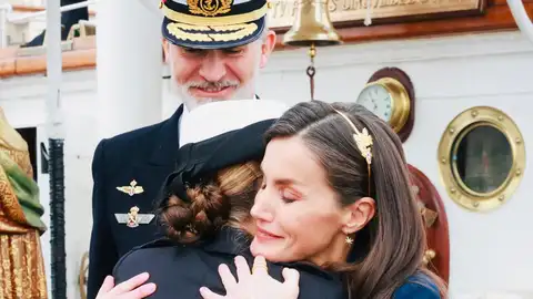 La reina Letizia y la princesa Leonor se funden en un emotivo abrazo ante la mirada del rey Felipe VI antes de zarpar el 'Juan Sebastián Elcano' La reina Letizia y la princesa Leonor se funden en un emotivo abrazo ante la mirada del rey Felipe VI antes de zarpar el 'Juan Sebastián Elcano'