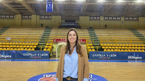 La protagonista, con su casaca en lo alto del recinto deportivo