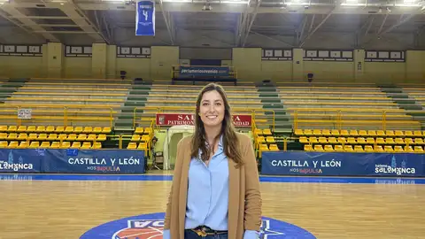 La protagonista, con su casaca en lo alto del recinto deportivo La protagonista, con su casaca en lo alto del recinto deportivo