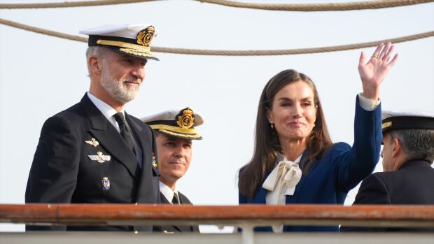 La emoción y lágrimas de Felipe VI y Letizia al despedir entre besos y  abrazos a la princesa Leonor: "Son muchos meses sin verla" | Onda Cero Radio