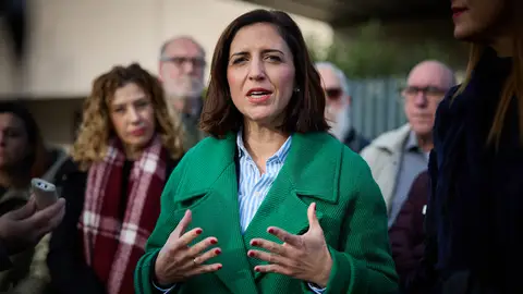 La portavoz federal del PSOE, Esther Peña, en declaraciones a los periodistas El PSOE acusa al PP de "especular" con la vivienda: "Los españoles tiemblan cuando proponen nuevas medidas"