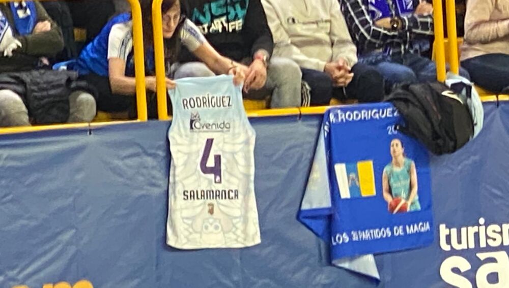 Una aficionada extiende una camiseta de Leo