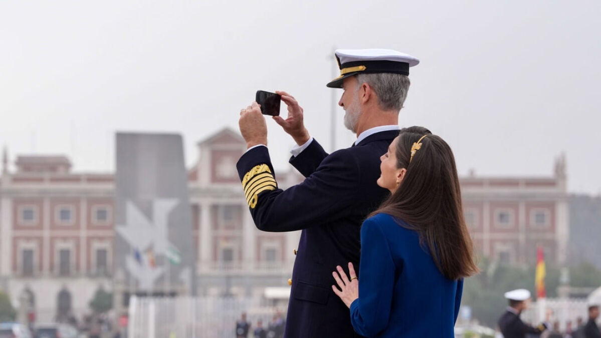 La emoción y lágrimas de Felipe VI y Letizia al despedir entre besos y  abrazos a la princesa Leonor: "Son muchos meses sin verla" | Onda Cero Radio
