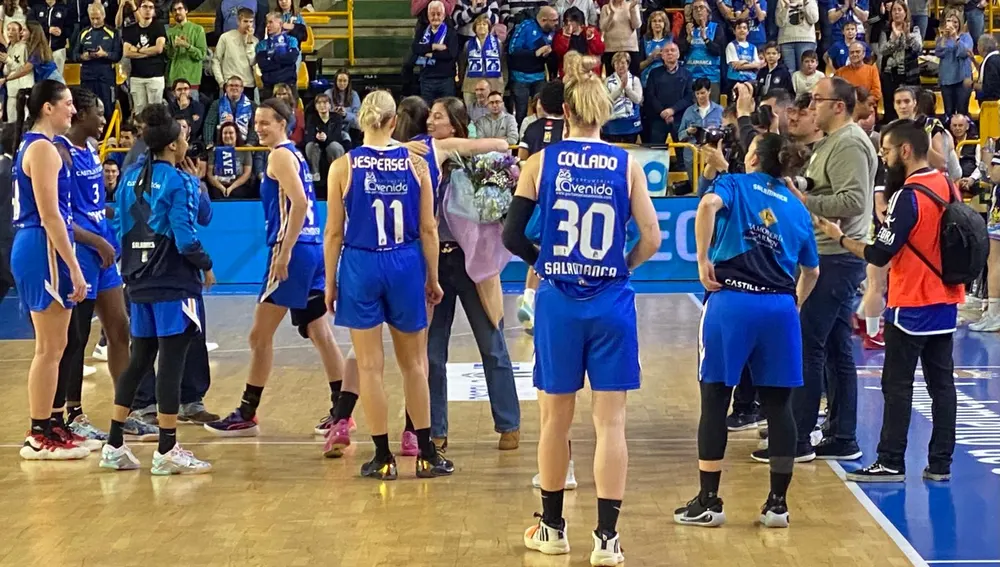 Las jugadoras del Avenida, con Leo Las jugadoras del Avenida, con Leo