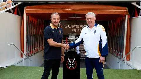Ancelotti y Flick estrechan sus manos antes de la final Ancelotti y Flick estrechan sus manos antes de la final