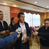José Manuel Caballero atendiendo a los medios José Manuel Caballero atendiendo a los medios