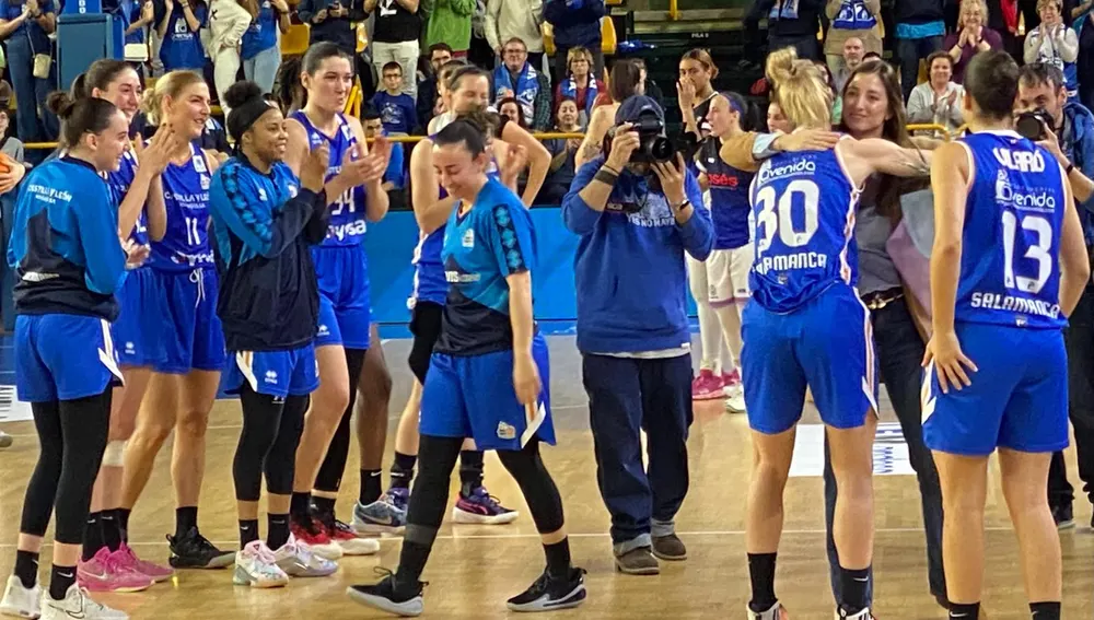 Abrazo con Laura Gil Abrazo con Laura Gil