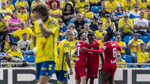 Los jugadores del Getafe celebran uno de los goles ante Las Palmas El Getafe gana fuera de casa cuando más lo necesitaba