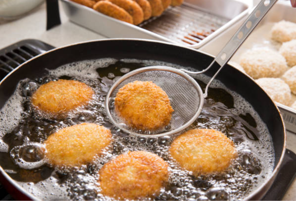 El sencillo truco de la sal para evitar las salpicaduras de aceite en la cocina El sencillo truco de la sal para evitar las salpicaduras de aceite en la cocina