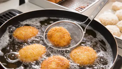 El sencillo truco de la sal para evitar las salpicaduras de aceite en la cocina El sencillo truco de la sal para evitar las salpicaduras de aceite en la cocina