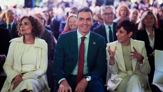 El presidente del Gobierno Pedro S&aacute;nchez (c), junto a la vicepresidenta primera y ministra de Hacienda, Mar&iacute;a Jes&uacute;s Montero (i), y la ministra de Vivienda y Agenda Urbana Isabel Rodr&iacute;guez (d) durante la clausura el foro 'Vivienda/ EFE/ Borja S&aacute;nchez-trillo
