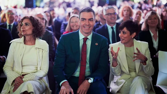 El presidente del Gobierno Pedro Sánchez (c), junto a la vicepresidenta primera y ministra de Hacienda, María Jesús Montero (i), y la ministra de Vivienda y Agenda Urbana Isabel Rodríguez (d) durante la clausura el foro 'Vivienda El presidente del Gobierno Pedro Sánchez (c), junto a la vicepresidenta primera y ministra de Hacienda, María Jesús Montero (i), y la ministra de Vivienda y Agenda Urbana Isabel Rodríguez (d) durante la clausura el foro 'Vivienda/ EFE/ Borja Sánchez-trillo